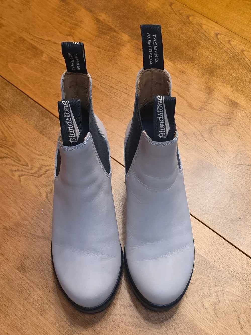 Blundstone Cream Chelsea Ankle Boots with Black Elastic Side Like New Size 6.5